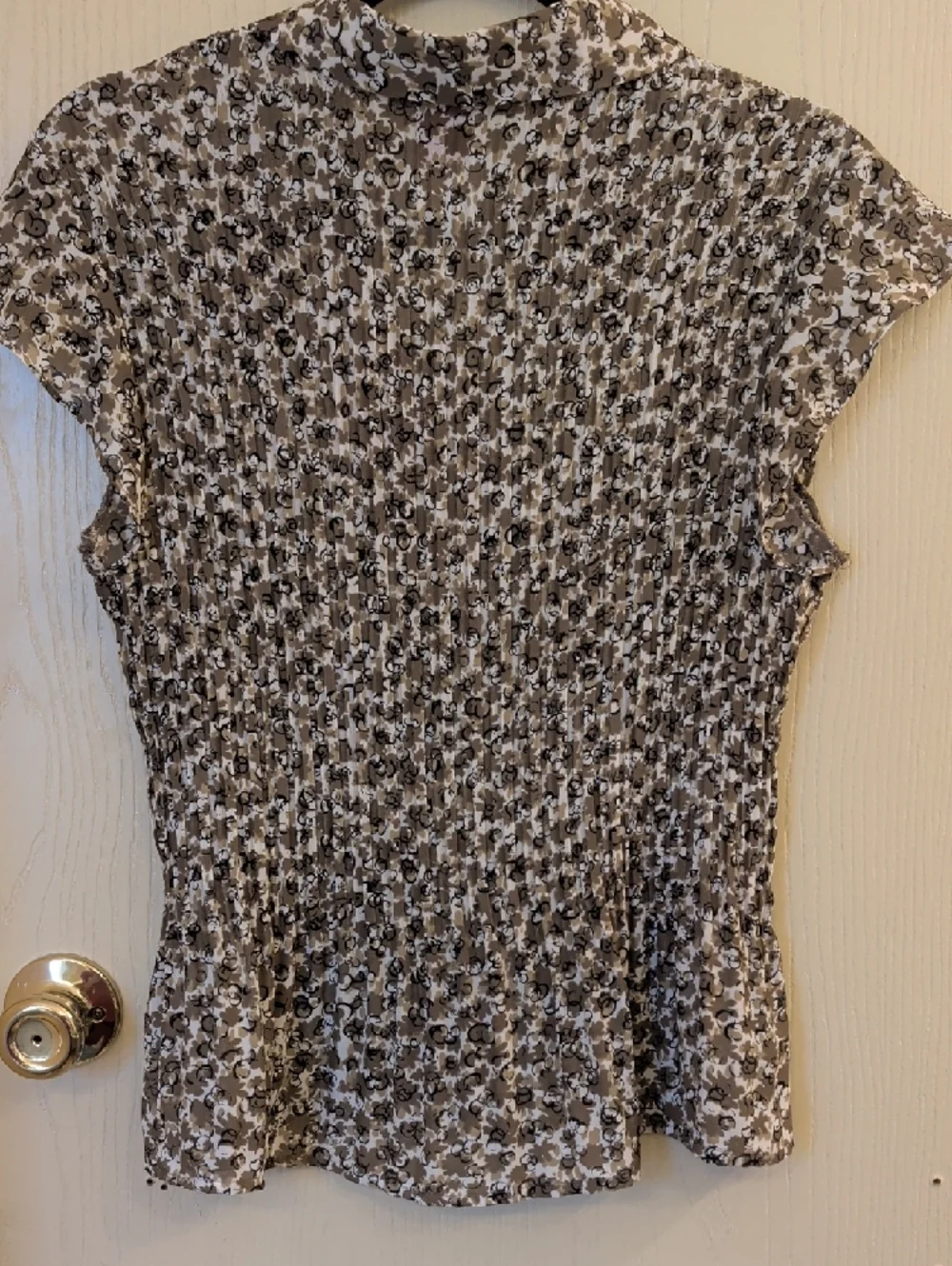 Sunny Leigh Brown and White Pleated Floral Cap Sleeve Blouse - Size L - Picture 4 of 6